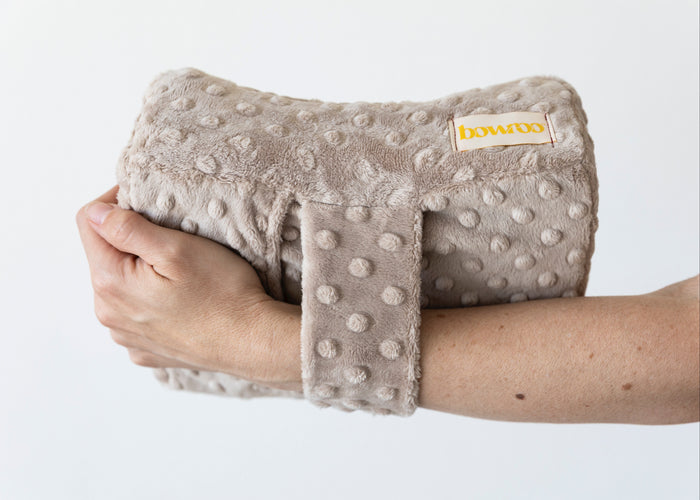 arm holding bowroo with arm band