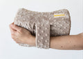 arm holding bowroo with arm band